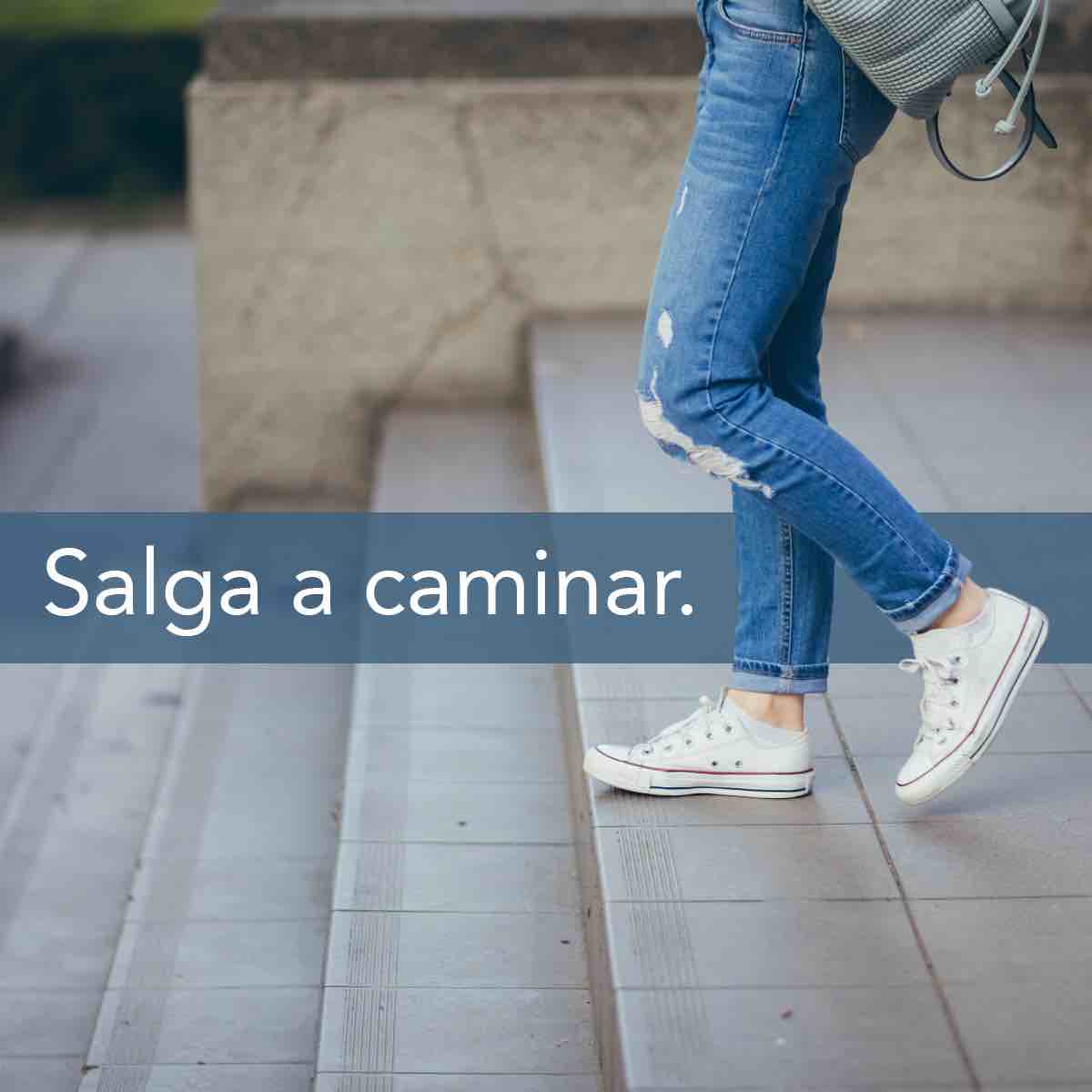 La parte inferior de una persona caminando con un texto que dice “Salga a caminar”.