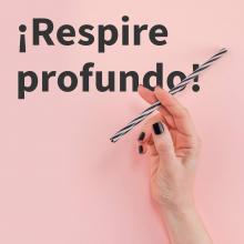 Mano de una persona sosteniendo una pajita. El texto al lado dice ‘¡Respire profundo!’